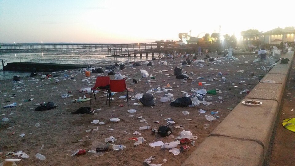 Caz_Angel14's tweet photo. @JamesDuddridge 
Hi I'm so shocked by this photo taken yesterday on the beach.. Can you explain please!! 😵😱😡😢😢 https://t.co/394uAZ1cYV