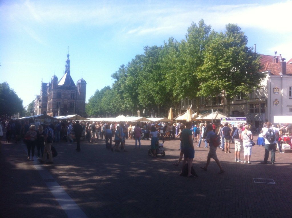 GroeneJansen's tweet image. Veel gezelligheid en heerlijk weer bij de 6 km lange #boekenmarkt #Deventer