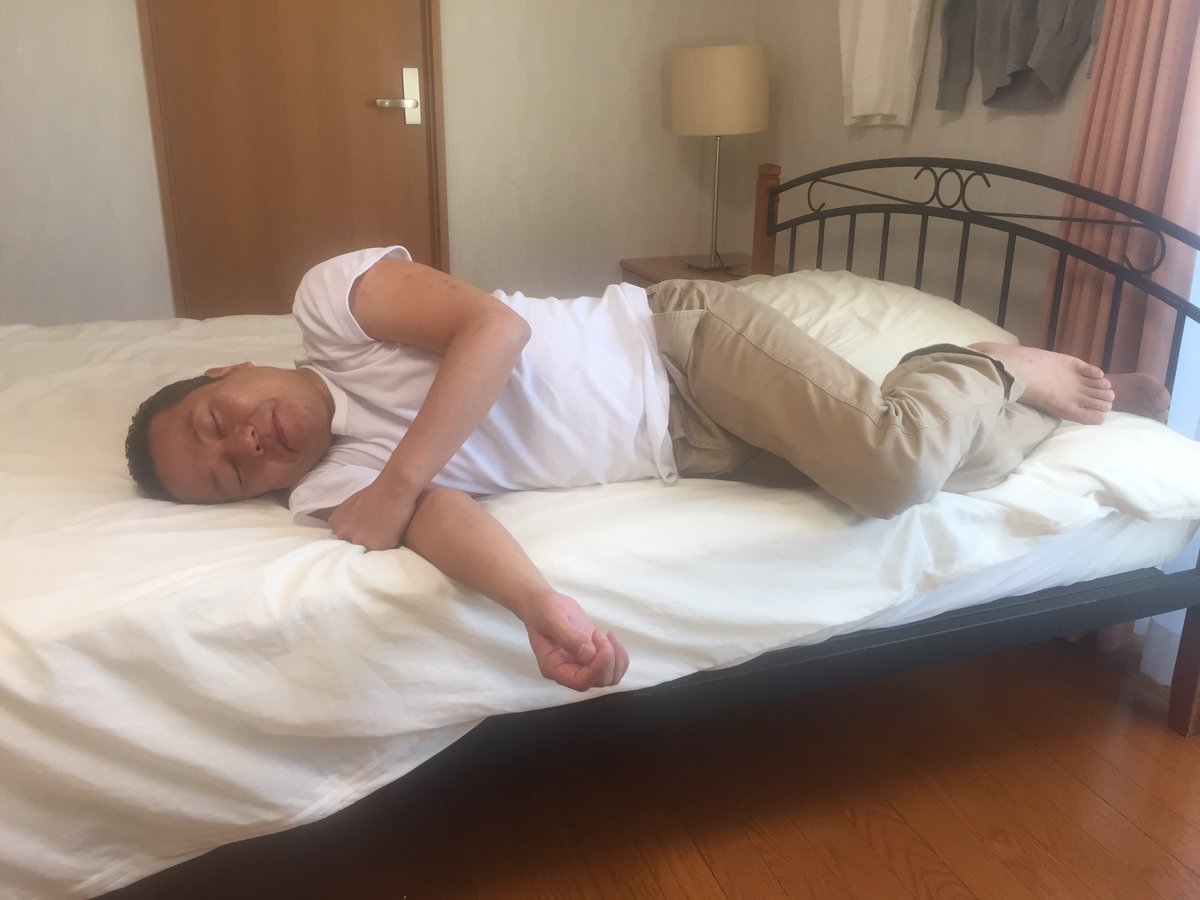 ot_boya's tweet photo. 抱かれたい男優ランキング1位になりそうな勢いで人気絶頂のいっぺい氏、寝る。薄ら笑いを浮かべながら寝る。
この後眼球ににワサビの刑に処される。 https://t.co/o9vXIebJcP