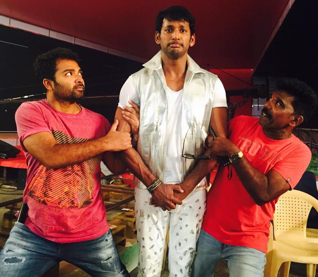 MovifiedSouth's tweet photo. @VishalKOfficial #KanalKannan #Shobby 
from the sets of #KathiSandai https://t.co/DWoU3owrHZ