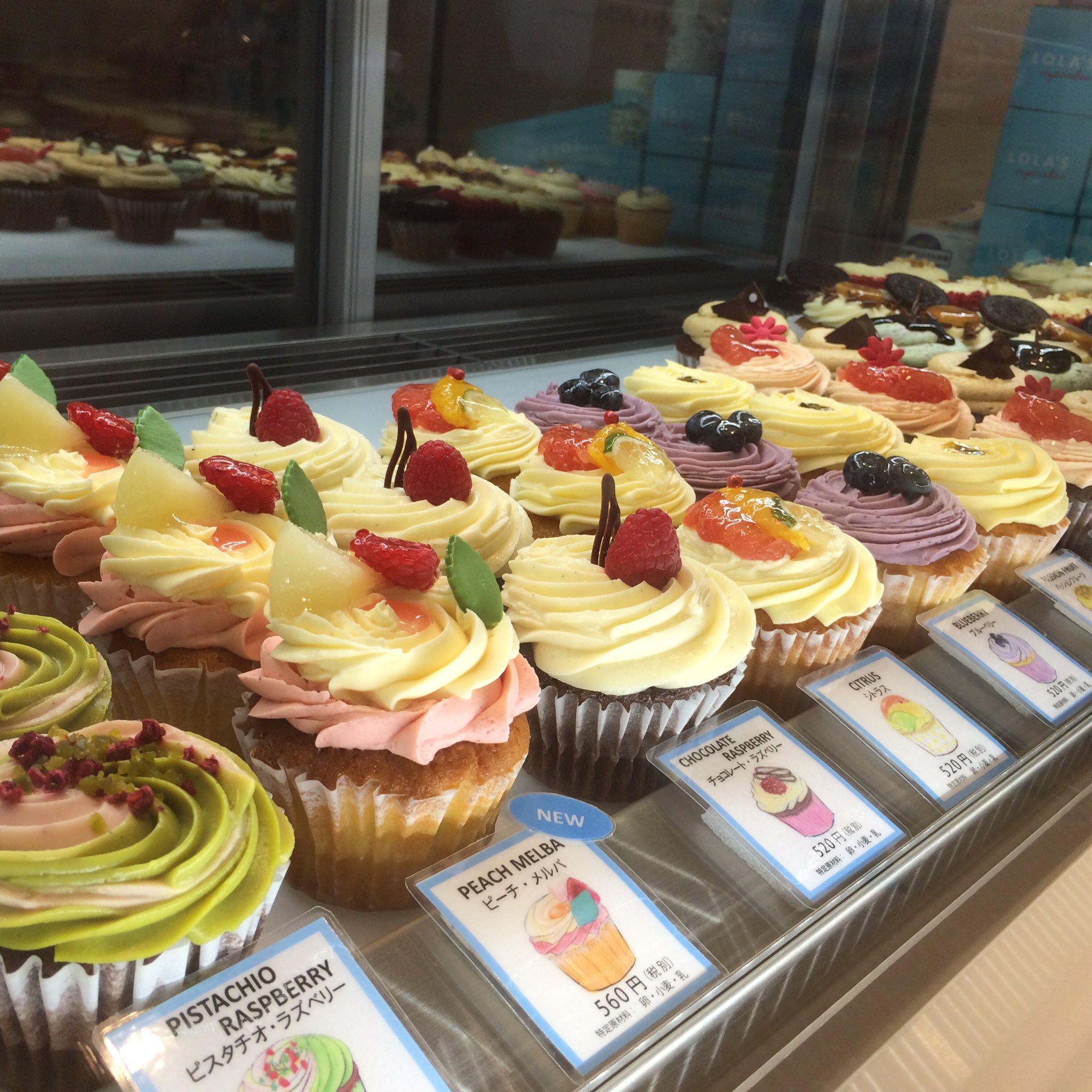 あき 原宿のローラズカップケーキでレインボーケーキ 激甘 スポンジにフォーク刺さないw あき 原宿のローラズカップケーキでレインボーケーキ 激甘 スポンジにフォーク刺さないw