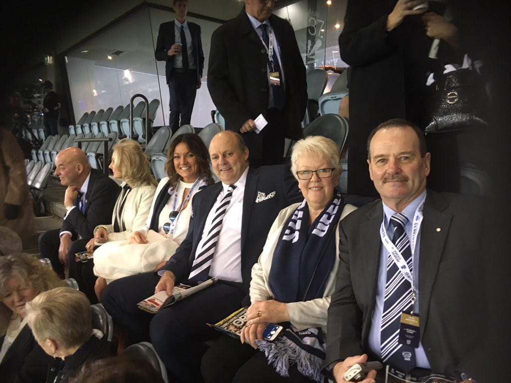 JulieGHope's tweet photo. Go Cats! @GeelongCats @Deakin #number1offfield @CFA_Members supporting #countryround Good commentary thx Billy! https://t.co/ORizWvlLSS