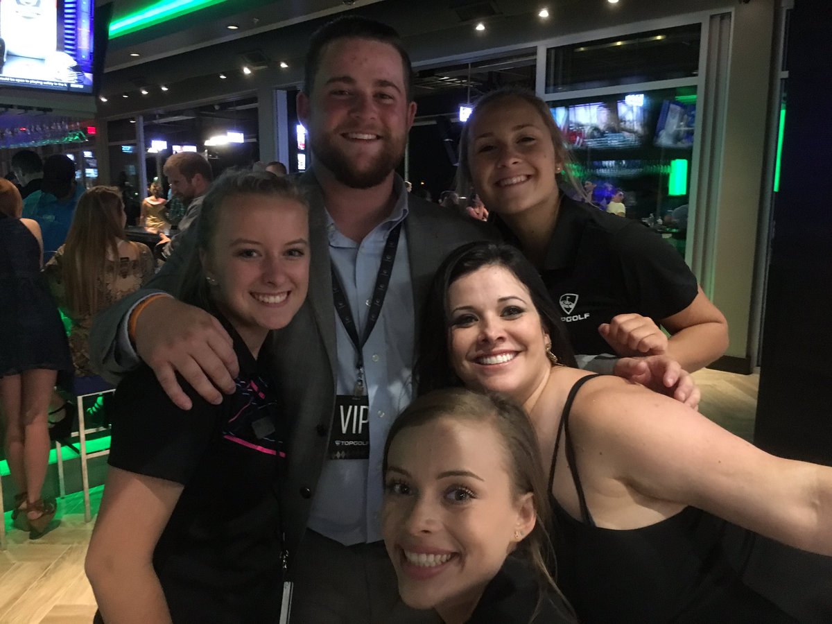 stephaniebeckk's tweet photo. I'm definitely missing the rest of my family!! 💙💙 #tghb #topgolf https://t.co/78pmn8CgHB