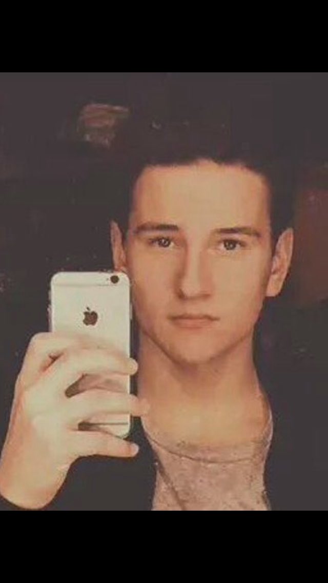 _HelloMendes's tweet photo. I don't know what's sexier..the iPhone or Toby. https://t.co/5b57oOXP4y