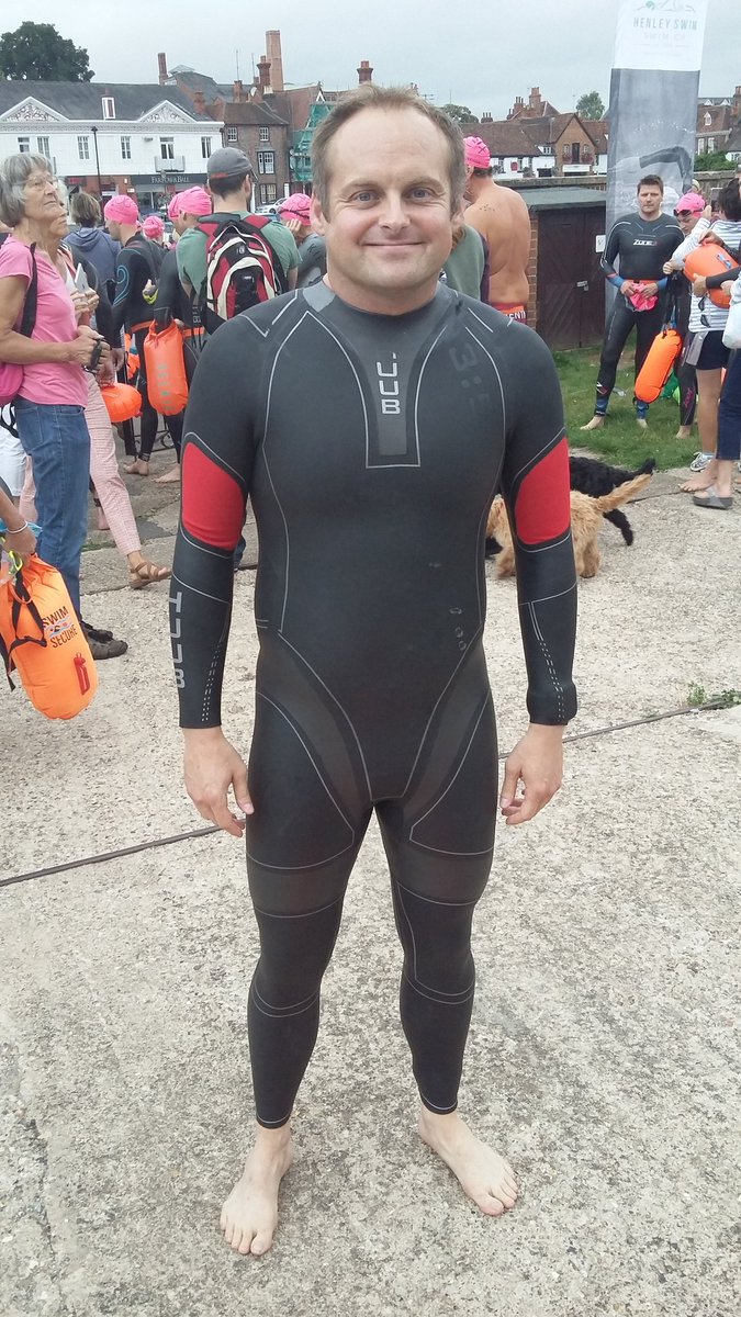 Run_Emma_Runs's tweet photo. And he's off.....somewhere in there...@robbiemacnab @HenleySwim @HUUBDesign #ThamesMarathon https://t.co/SrJfoXs5AR