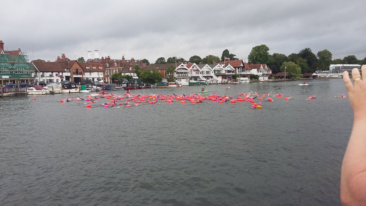 Run_Emma_Runs's tweet photo. And he's off.....somewhere in there...@robbiemacnab @HenleySwim @HUUBDesign #ThamesMarathon https://t.co/SrJfoXs5AR