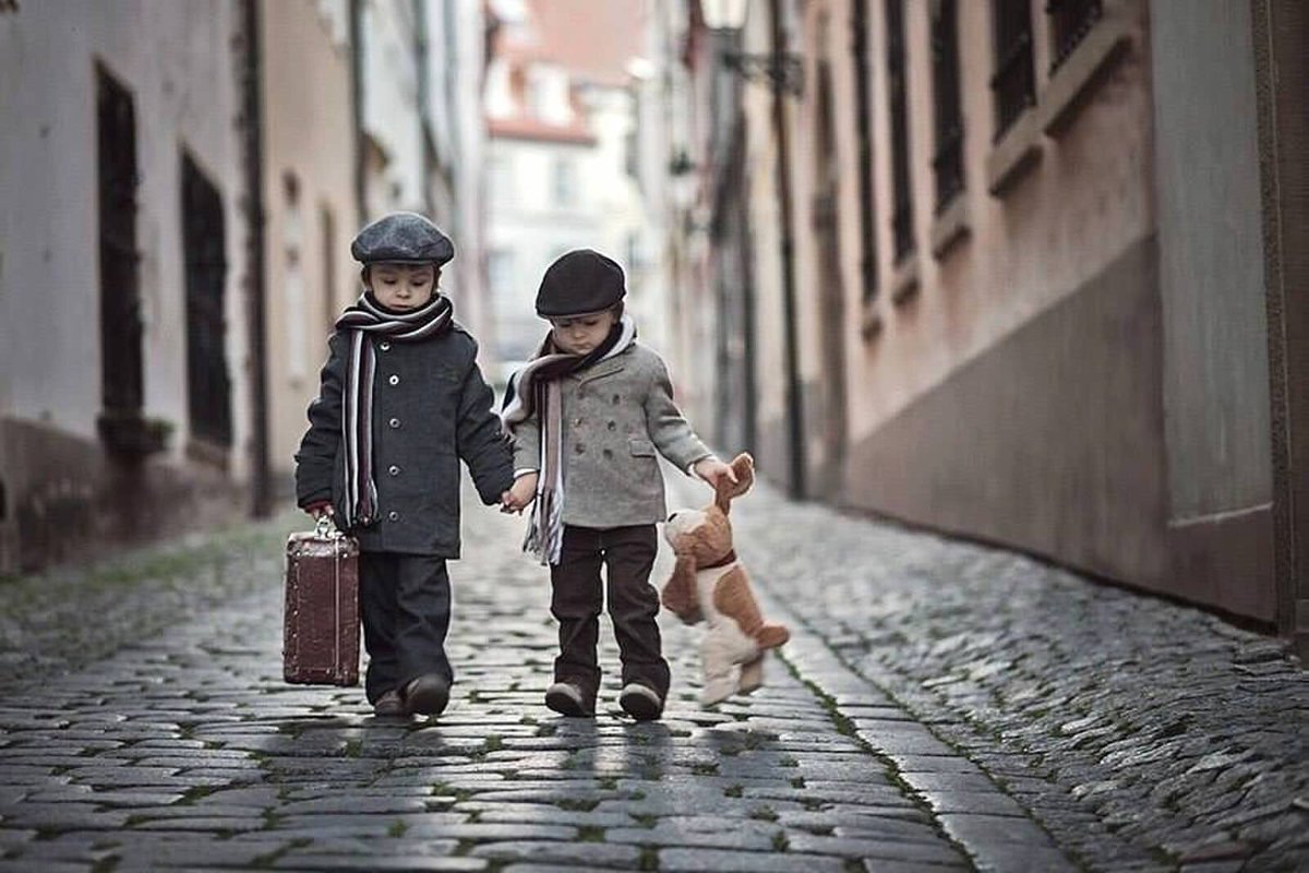 Дорога к счастью. Шекспир "гамлет". В жизни есть всего два важных решения куда идти и кого взять с собой. Жанровая фотосъемка. Было принято решение идти.