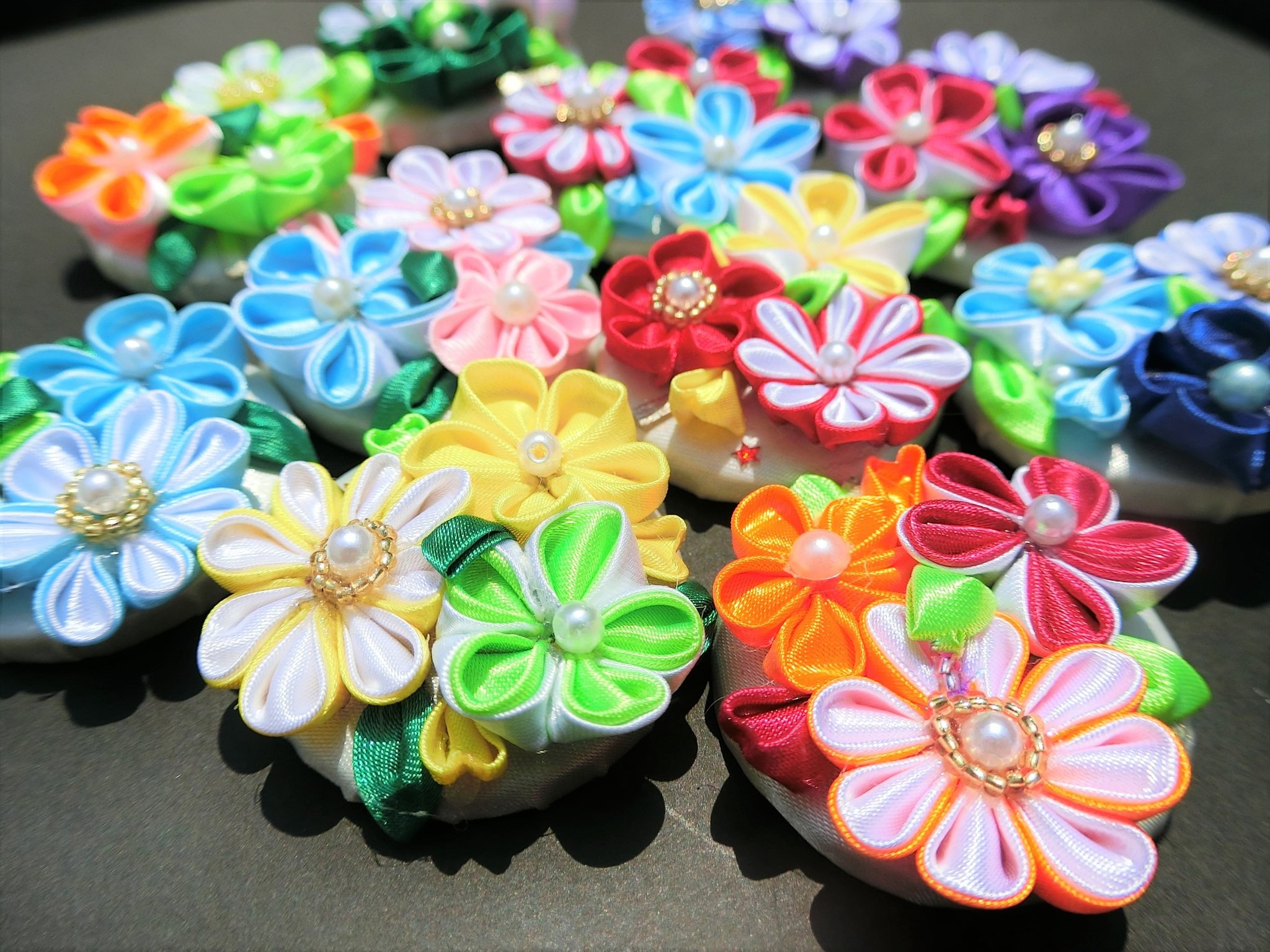 تويتر 兎 商店 على تويتر つまみ細工の花 冠 バッチ サテン地の布製のつまみ細工を缶バッチにしました 鞄や髪飾りにワンポイントでつけても可愛いです W 和菓子っぽいデザインで美味しそうに仕上げました キャラメル 創作 T Co Wzfx18feze