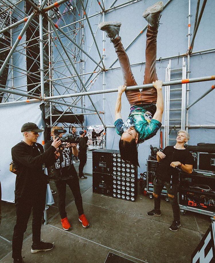 Backstage 🐒🐒🐒 https://t.co/rpVygNgIdr