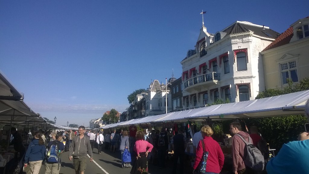 lientje1967's tweet image. Prachtig weer voor de #boekenmarkt. Geur van papier en IJssel. #Deventer