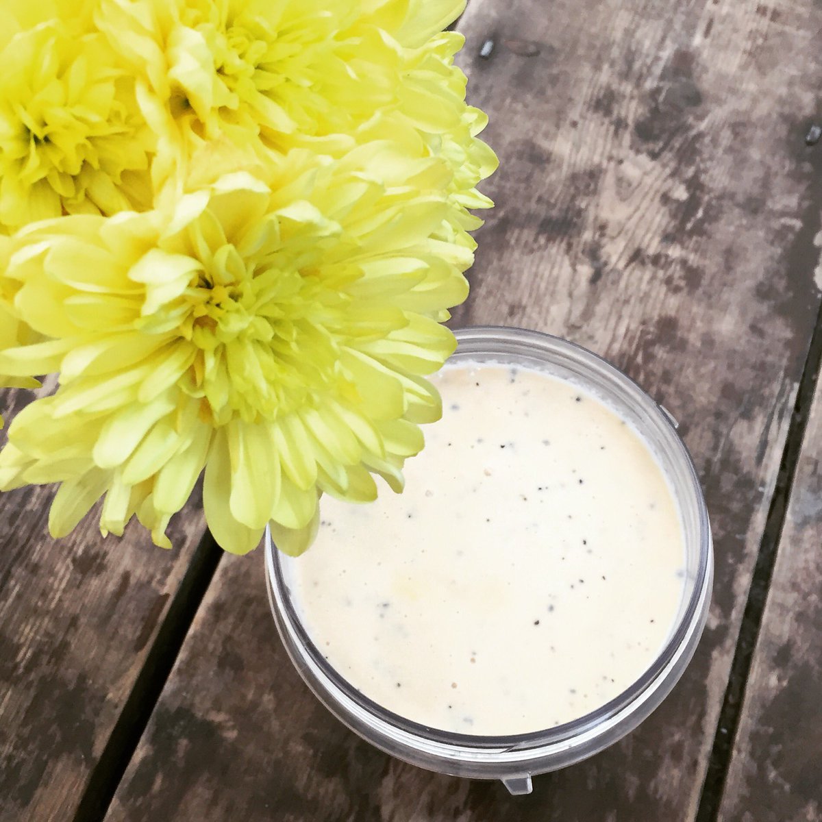 Happy sunny Sunday everyone!#sundays #smoothiesundays #flowers