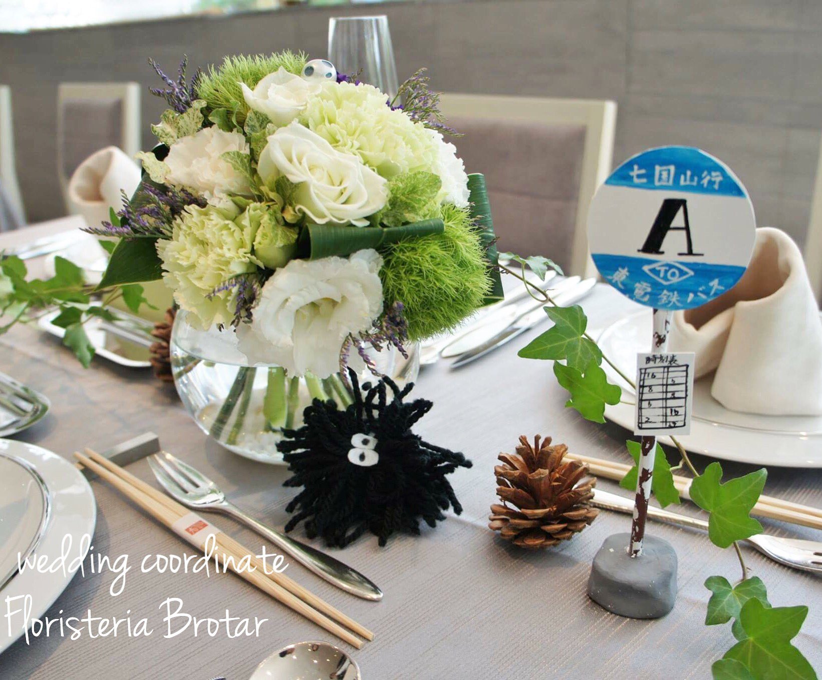 Twitter 上的 Brotar ウェディングフラワー 芦屋 ゲストテーブル には 手作りのバス停テーブルナンバーと まっくろくろすけ そしてよーく見るとお花のどこかにこだまが オリジナルウェディング ウェディング テーブルコーディネート プレ花嫁