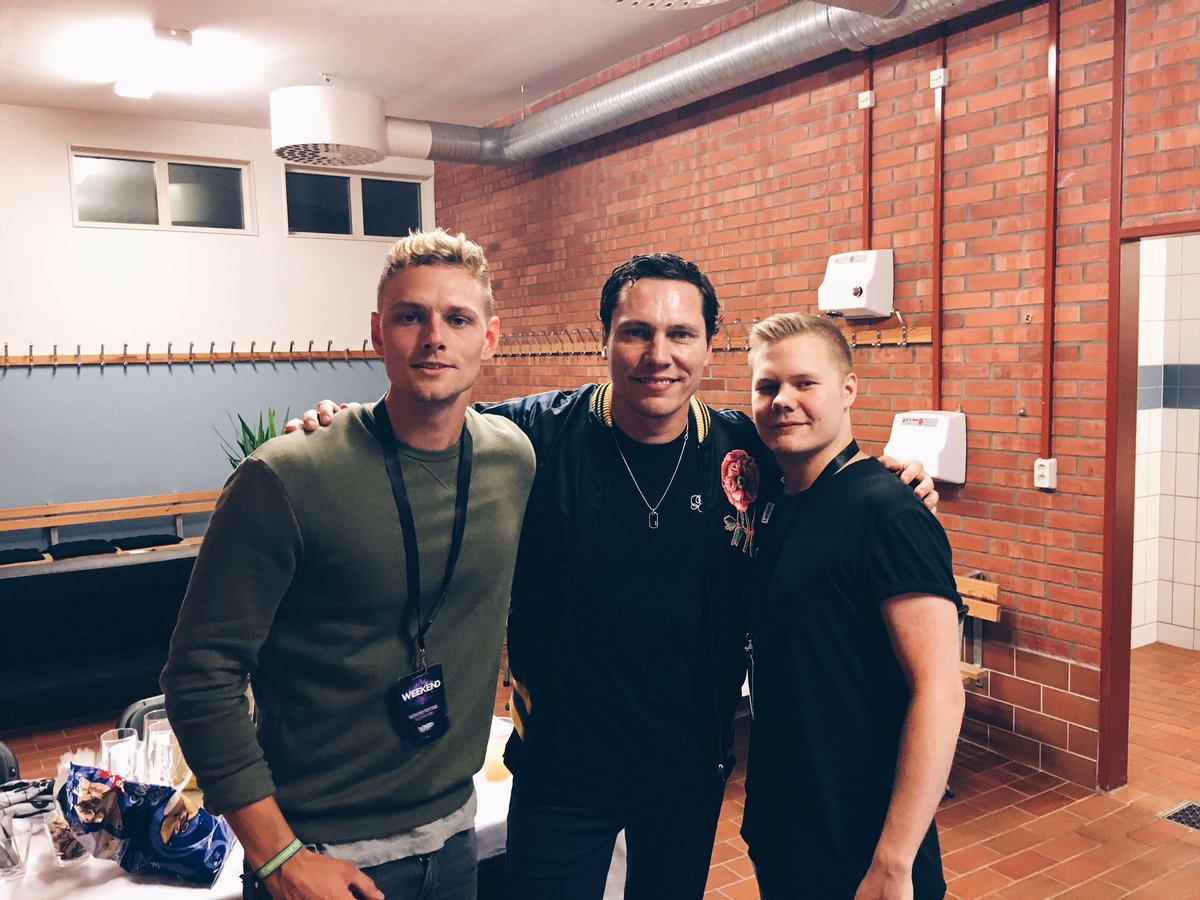 tiesto's tweet photo. ✌🏻️✌🏻🍾🍾 RT @KillFMofficial: Good times with @tiesto at @WeekendFestival https://t.co/wHngavPkWI
