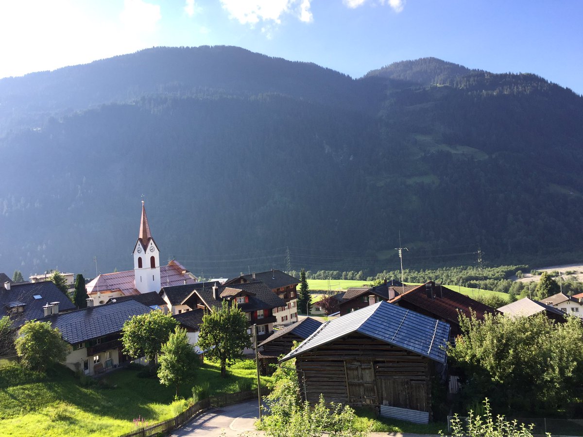martin_candinas's tweet photo. Mein Dorf #Rabius heute Morgen. @SurselvaTourism @Graubunden @graubuendner @vivadisentis @MySwitzerland_d https://t.co/pDJesvQncQ