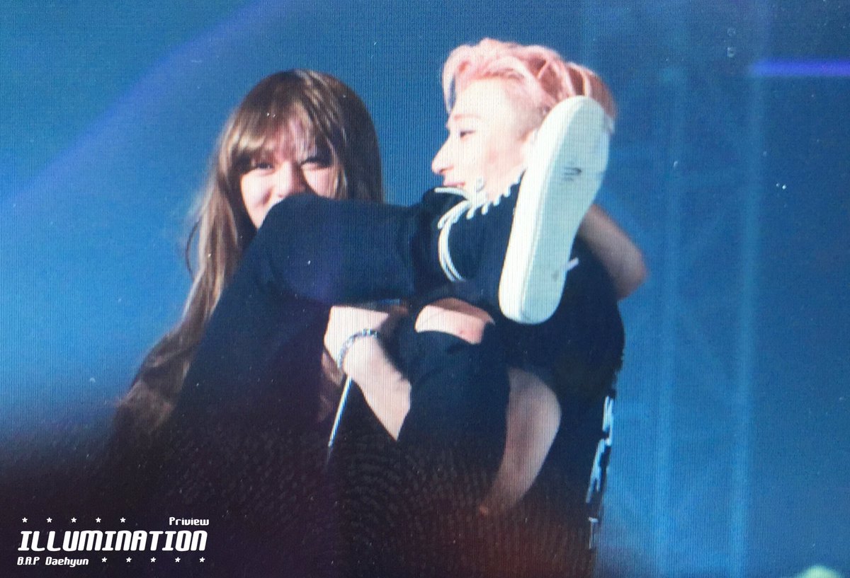 Illumin_628's tweet photo. 160807 LOE FINALE #BAP #대현 
(@BAP_Daehyun )
종업오빠가 대숙언냐 공주님안기🙈🙊 https://t.co/R4AxmwTG29