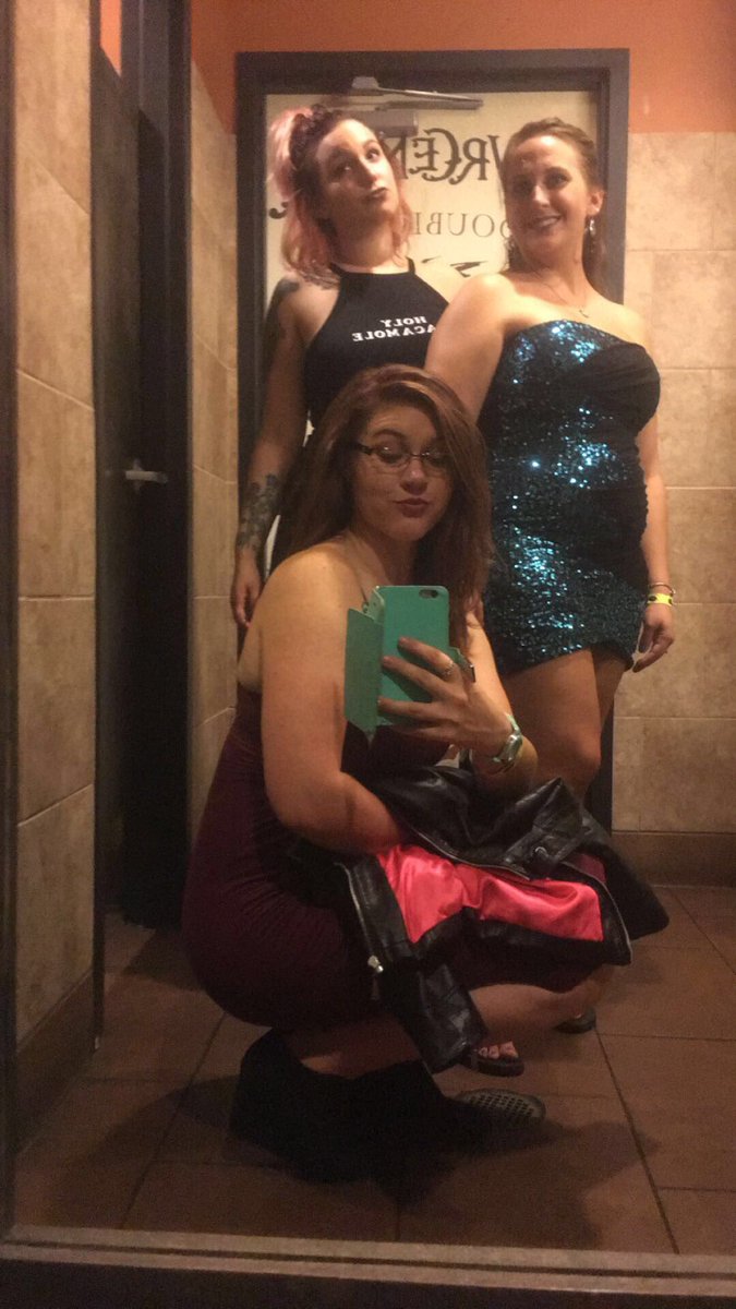 rebeccamsphoto's tweet photo. 90's bar crawl was great ๐ #borninthe90s #grunge #modelmole #velvetandleather #Tucson https://t.co/WfWsbheSpZ