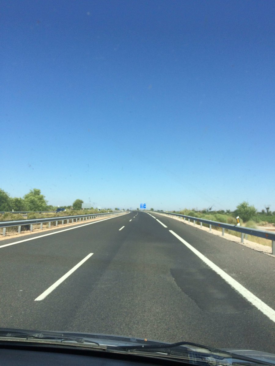 EMTarafa's tweet photo. Impressionada amb les grans autovies espanyoles i la densitat de tràfic #indignant #fotemelcam https://t.co/InyY4AVdcI