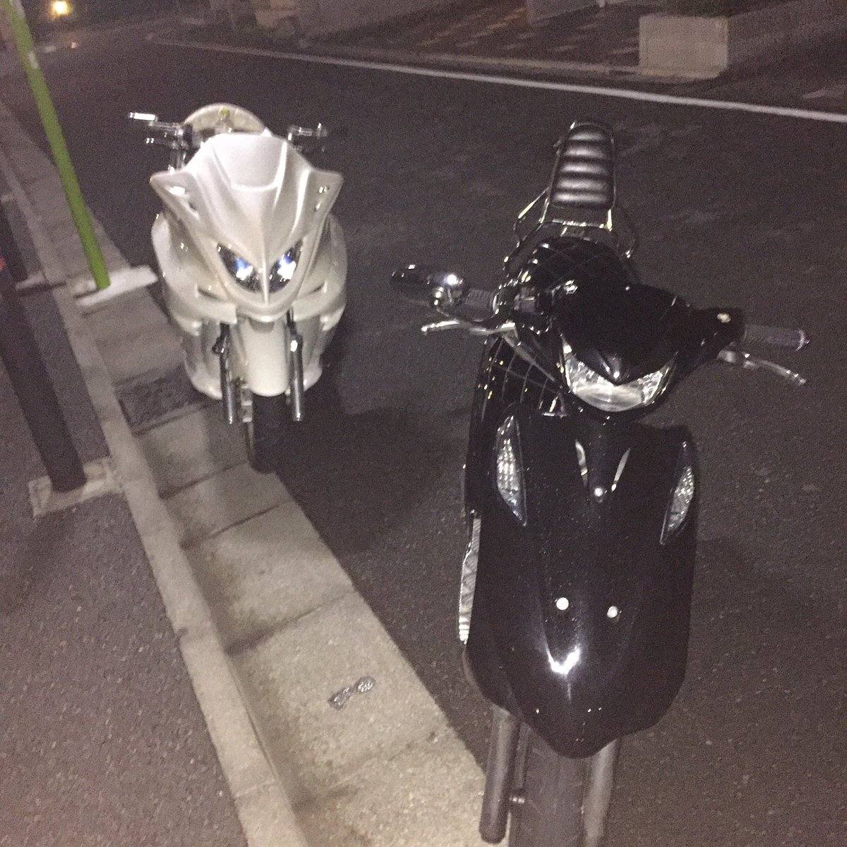 浅尾宏紀 Twitter ನಲ ಲ まさきのワンツーパクられました 特徴は前のデビルマスク ピンクのled ヨシムラマフラー キビマのバックレストが付いてます このバイクがトラックなどに乗ってたり押してる人を見かけたらすぐさま写真を撮って連絡してください 拡散