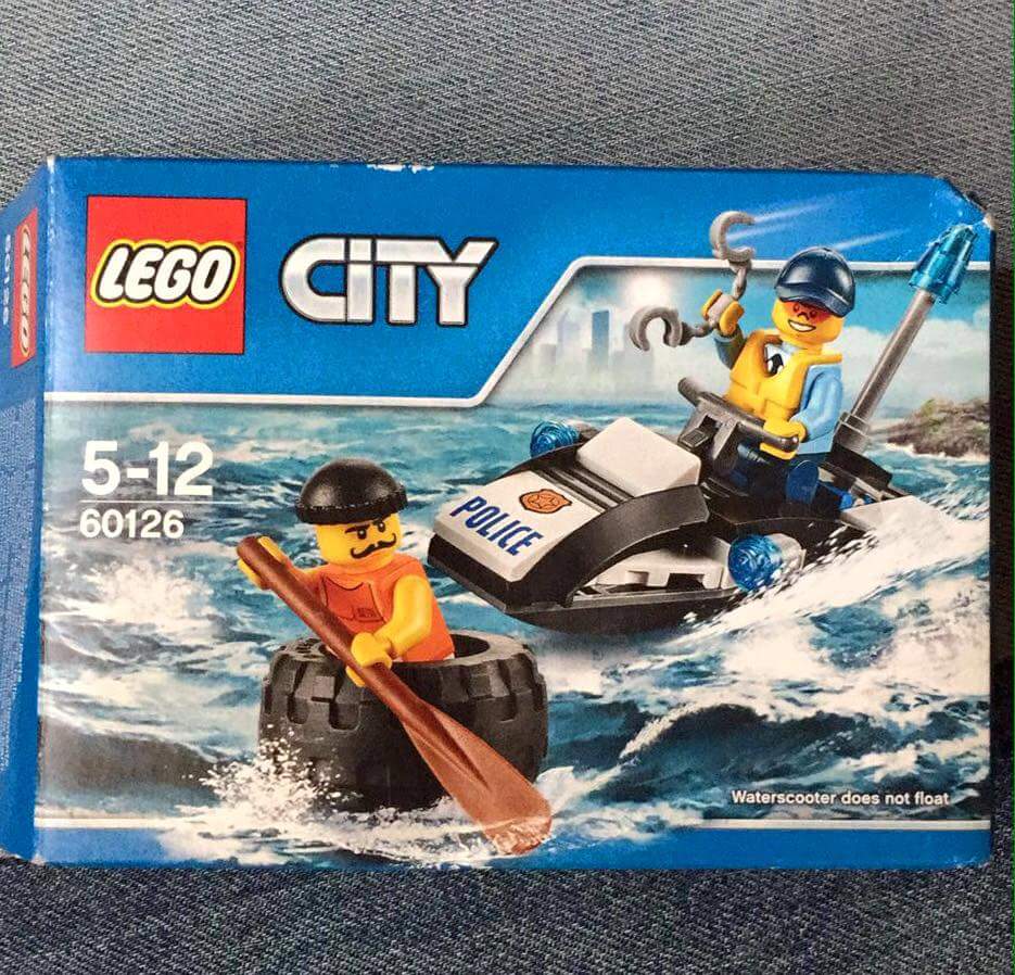 Det_John's tweet photo. Ciao @LEGO_Group cos'è sta roba? La caccia al migrante? @zeropregi @mazzettam @claudioriccio https://t.co/QAzdVmNYTF
