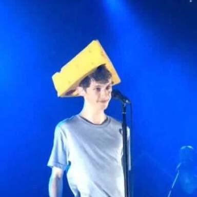 4THVERSESIVAN's tweet image. the "why do i stan troye sivan" starter pack: