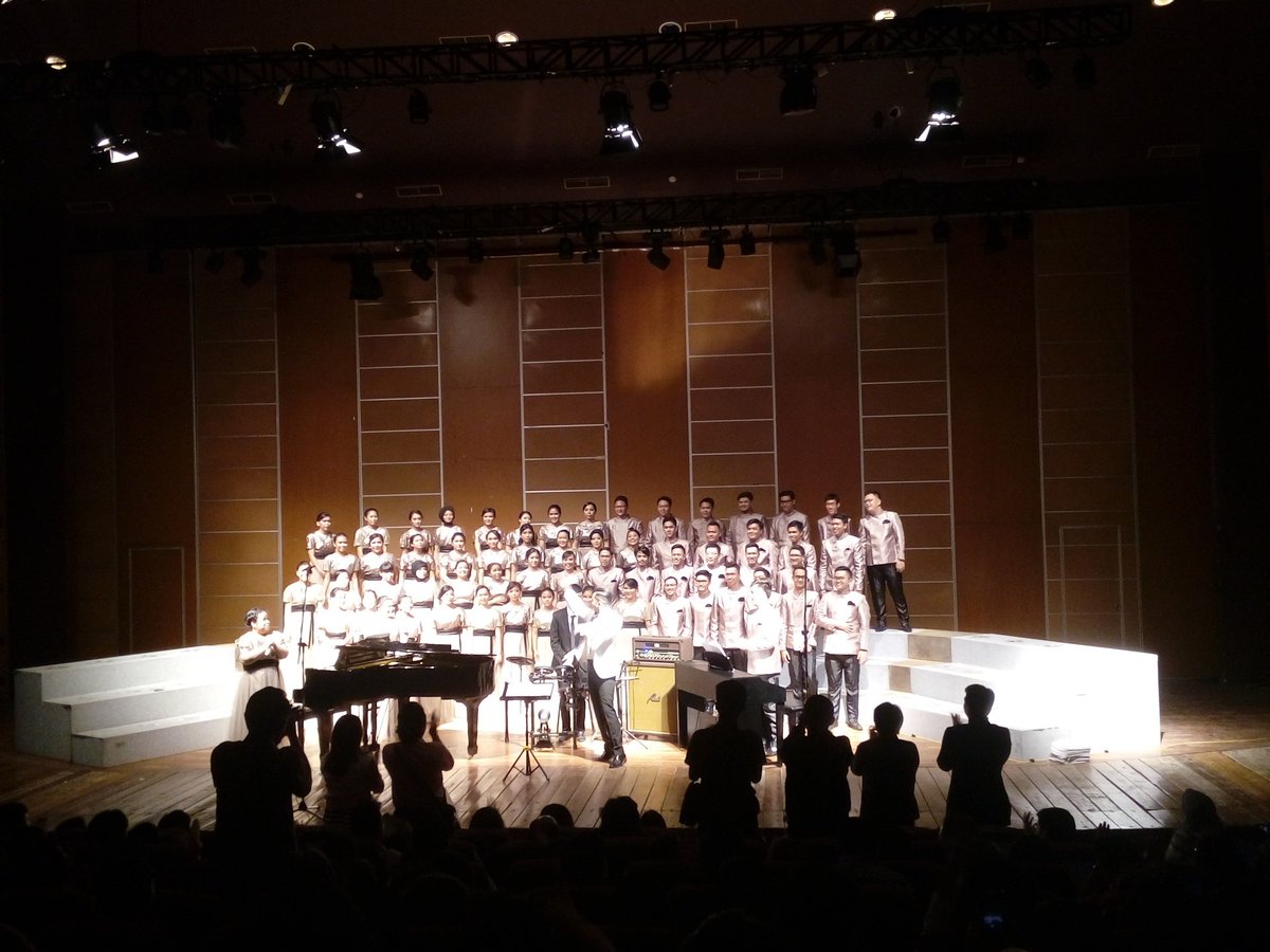 ultimagz's tweet photo. #ROS2016 diakhiri dgn Standing Applause &amp; sorakkan para penonton yang juga merupakan alumni2 @ParamabiraChoir https://t.co/XyxESmOi14