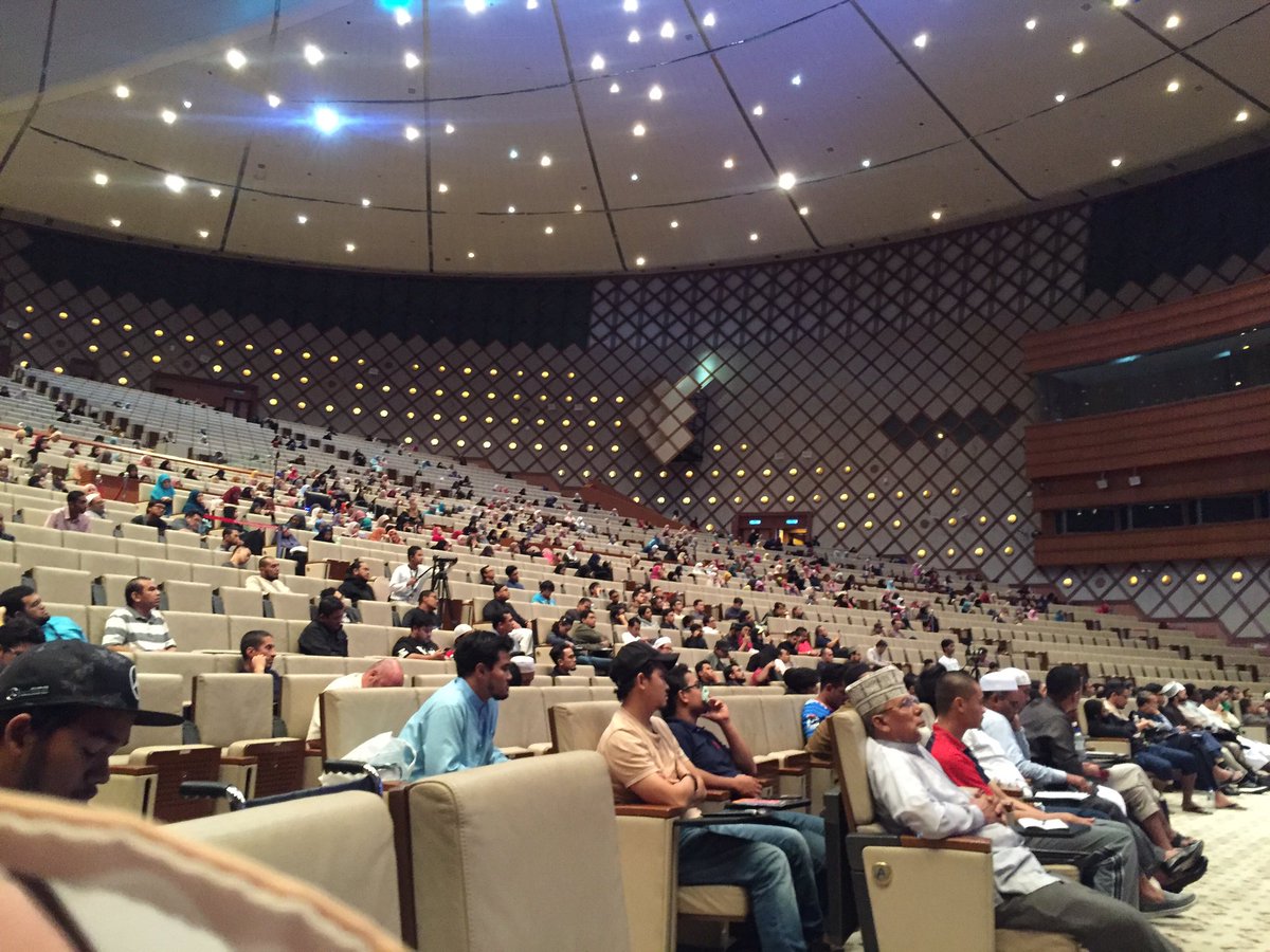 HaziqHer0's tweet photo. May Allah bless all of the scholars and volunteers that made the conference a success ✨ #TDRConference2016 https://t.co/m2NcQ0T34f
