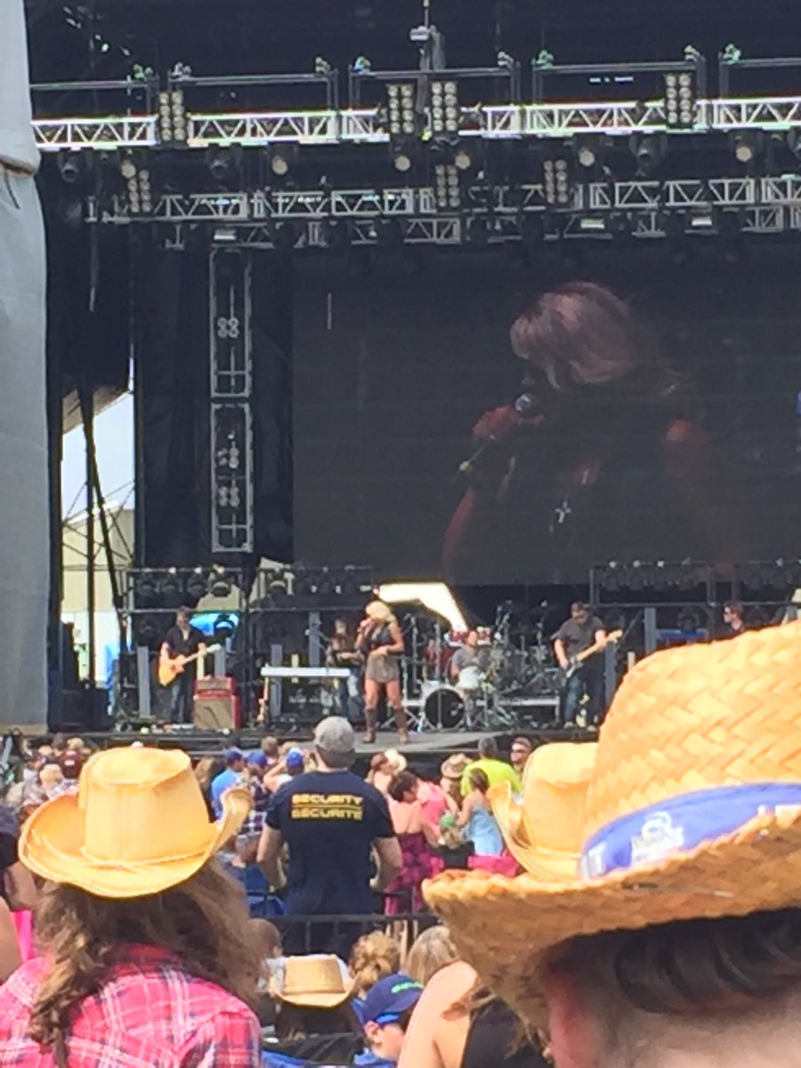 brimac0's tweet photo. Such a great concert :) #BeachBlast2016 #ParleeBeach https://t.co/EAOUPYQqT9