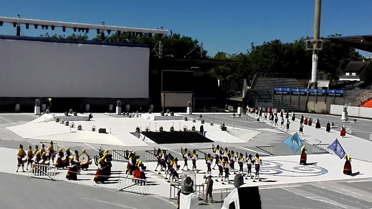 festilorient's tweet photo. El grupu #Trebeyu y la Banda Gaites La Laguna del Torollu desfilando na Grande Parade del #interceltique de #Lorient https://t.co/DTOSxsBdTA