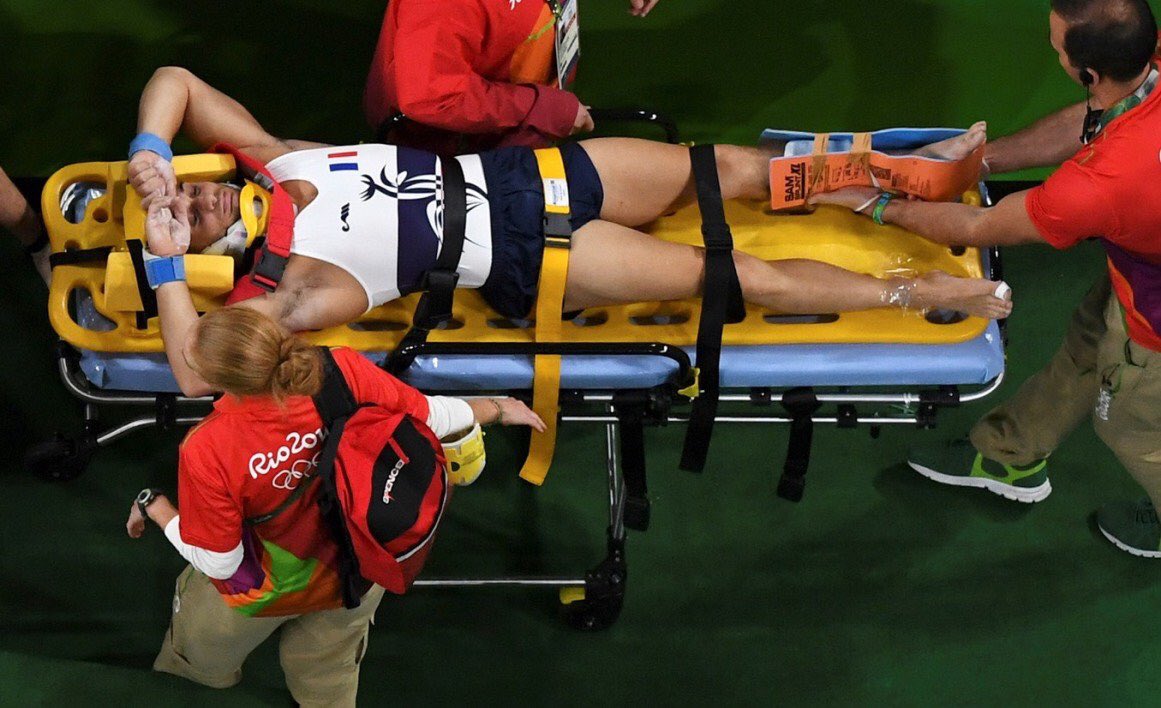 GossipRoomOff's tweet photo. #Rio2016 Le gymnaste français Samir Aït-Saïd victime d'une très violente fracture à l'épreuve du saut de cheval. 😨😰 https://t.co/f3PrL9vNwK