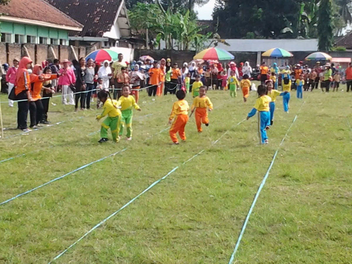 UMuncar's tweet photo. @a_azwarnas kegiatan memperingati hari kemerdekaan yang ke 71 IGTKI kec. Muncar https://t.co/IkGpqjBExW