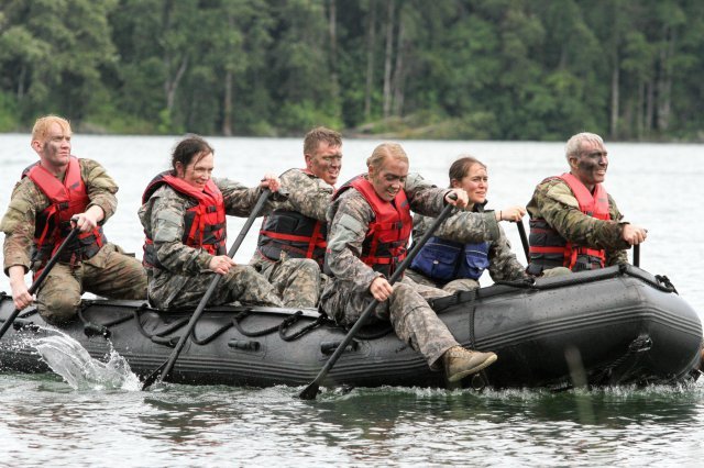 FORSCOMLdrDev's tweet photo. .@USArmy @17thFAB #leaders tackle #warrior test | https://t.co/NvCrLDyZnk | #ArmyLeaderDevelopment, #ArmyReadiness https://t.co/qL1R7YYma0