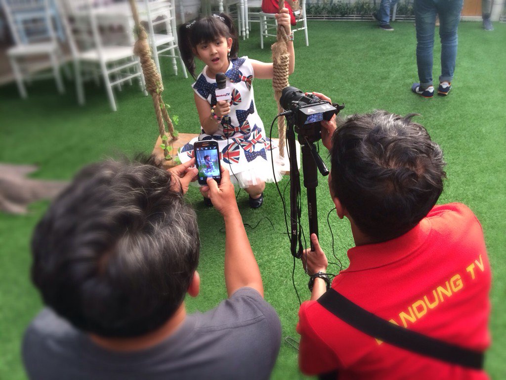 Yuk <a href="/official_thania/">Nathania Widjaja</a> promo single #DancingGoGoGo cipt: <a href="/melly_goeslaw/">melly goeslaw</a> tayang wengi ayeuna 21.05 WIB <a href="/BandungTV38/">Bandung TV Official</a> 😘