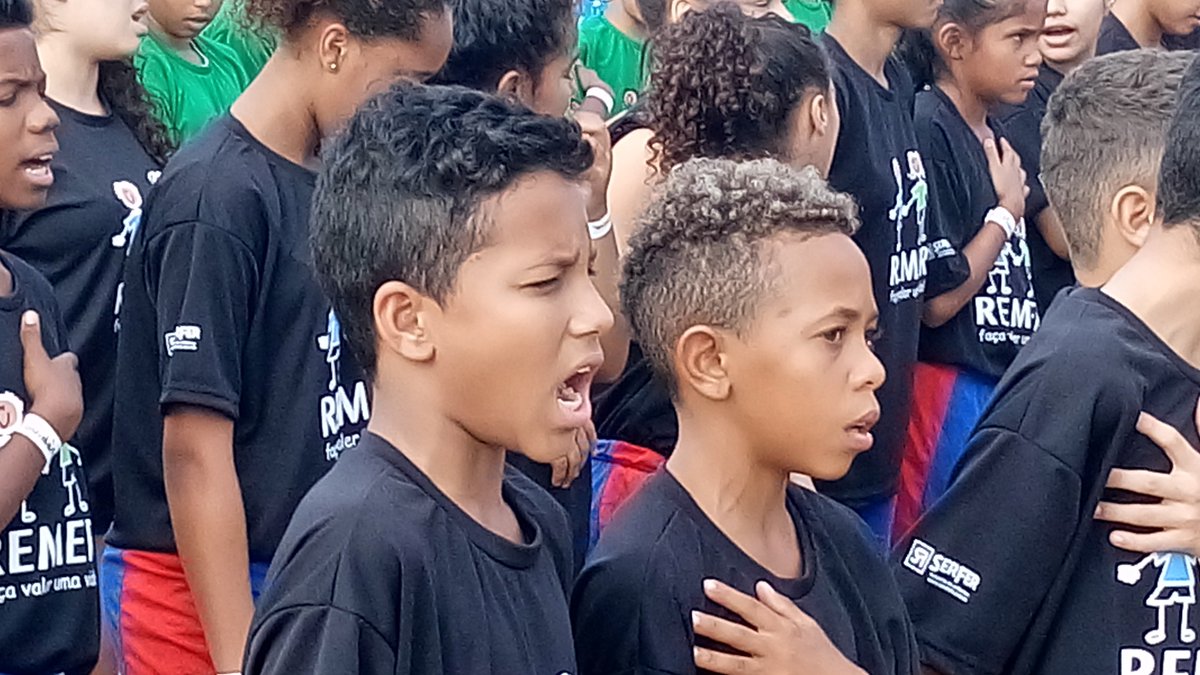 Trots meezingen met het volkslied, want ik doe mee en hoor erbij. @favelagames2016