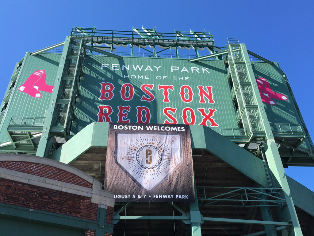 BoxaholicRon's tweet photo. Getting ready for #PJFenway with @danboymac @jayjayrub BRB...going to be a great day! https://t.co/yROZ1JFlFK