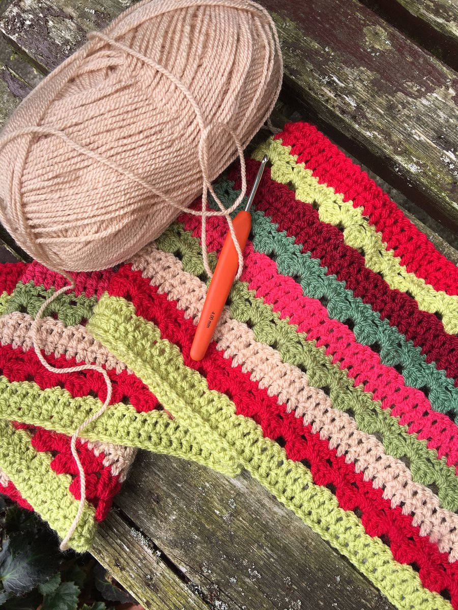 janelouise0911's tweet photo. On to the second round of the #rosycosy. Love these colours 🌹#HandmadeHour #craftbuzz #englishrose #stylecraft #yarn https://t.co/lKOCDGqzRt