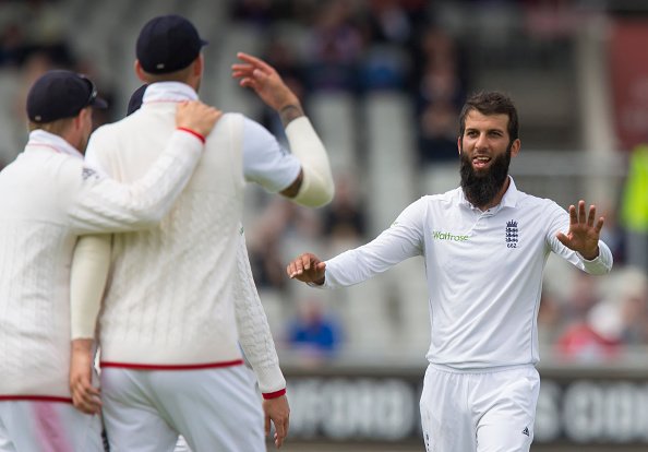 BBCSport's tweet image. England and Pakistan are back out to resume on Day 5 of #ENGvPAK 

Moeen Ali is bowling: bbc.in/2aIjuq5