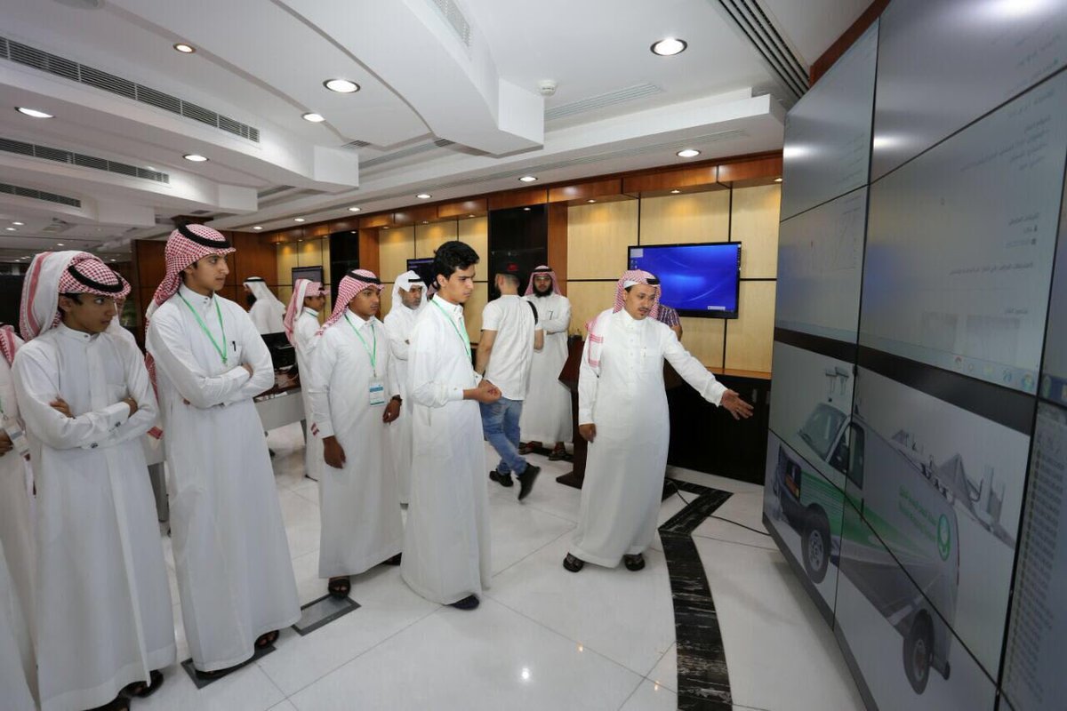 Amanatalriyadh's tweet photo. فريق برنامج(عيش السعوديّة)يطلع على أعمال إدارة التشغيل والصيانة ب #أمانة_منطقة_الرياض في صيانةالطرق والإنارةوالجسور https://t.co/lfvZahXPaA