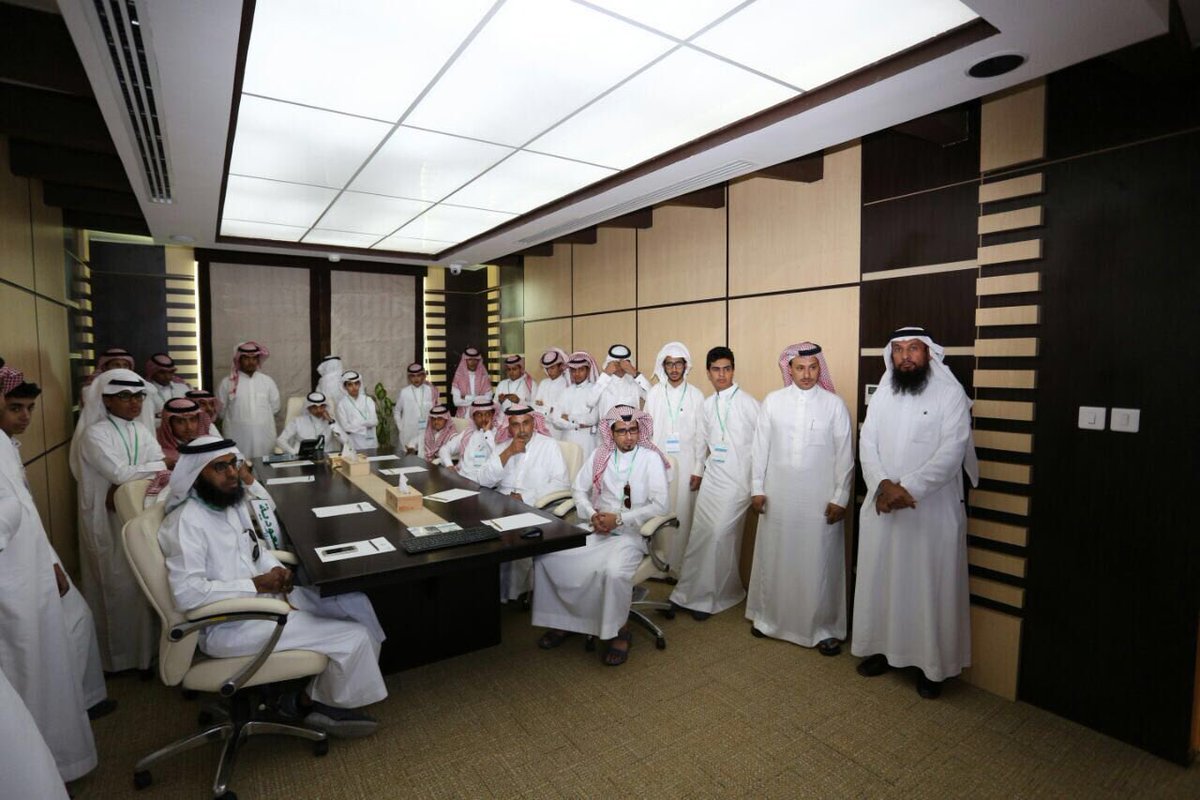 Amanatalriyadh's tweet photo. فريق برنامج(عيش السعوديّة)يطلع على أعمال إدارة التشغيل والصيانة ب #أمانة_منطقة_الرياض في صيانةالطرق والإنارةوالجسور https://t.co/lfvZahXPaA