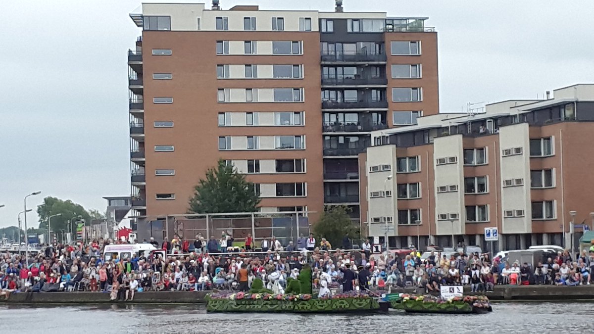 Op de Zuidkolk staat het publiek rijen dik zoals het hoort #wosmedia #varendcorso #delft