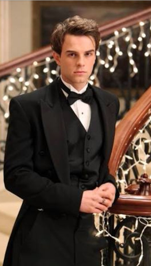 Sağımda maddeler 
Solumda kahpeler
Kusura bakma matmazel 
New Orleansta herkes müptezel