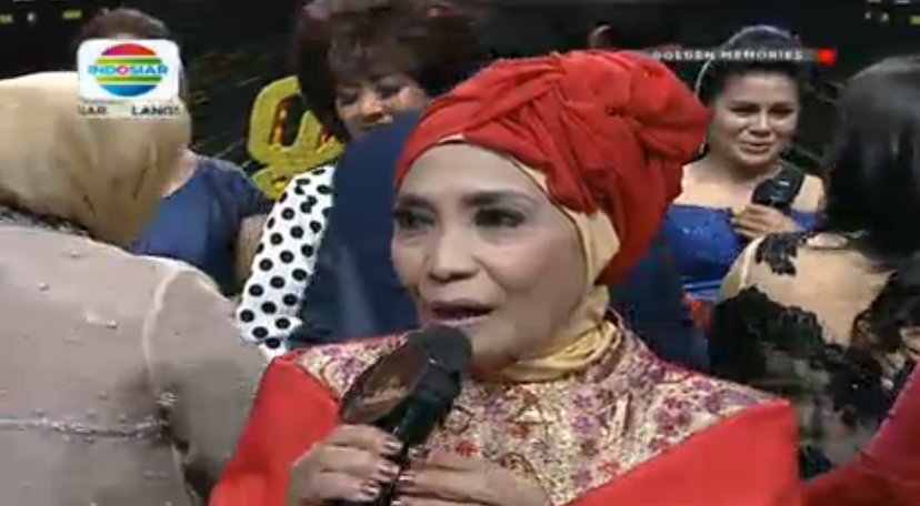 Mohon maaf Tutty harus bernostalgia dari panggung #GoldenMemories.
Tetap semangat ya!