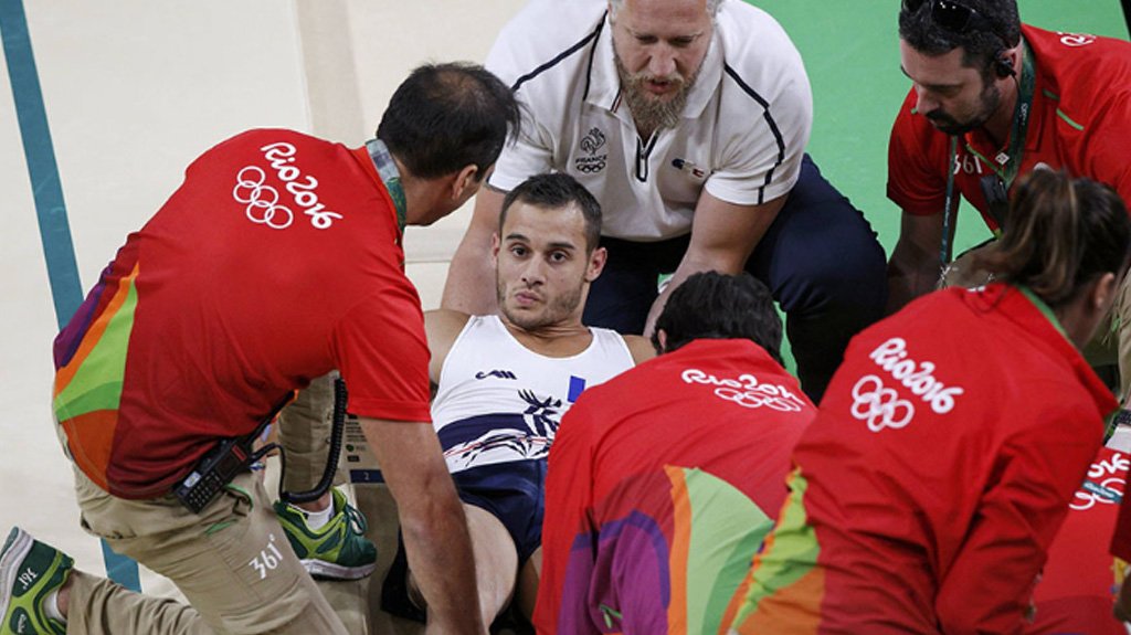 Emol's tweet photo. [Lo+Visto] La impactante lesión que sufrió un gimnasta francés en la prueba de salto https://t.co/peDeiU1C3T https://t.co/PiCAMhP5cP