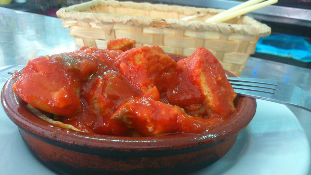Échale papas que carne ya lleva!!! #CarneConTomate #Alitas en Bar La Alegría C/Feria #Tapas #Caseras #Sevilla #