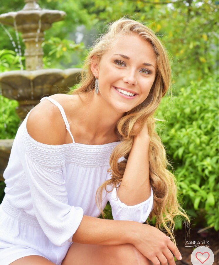 livlike_larryy's tweet photo. first official #seniorsunday https://t.co/TF8Twq1Uc3