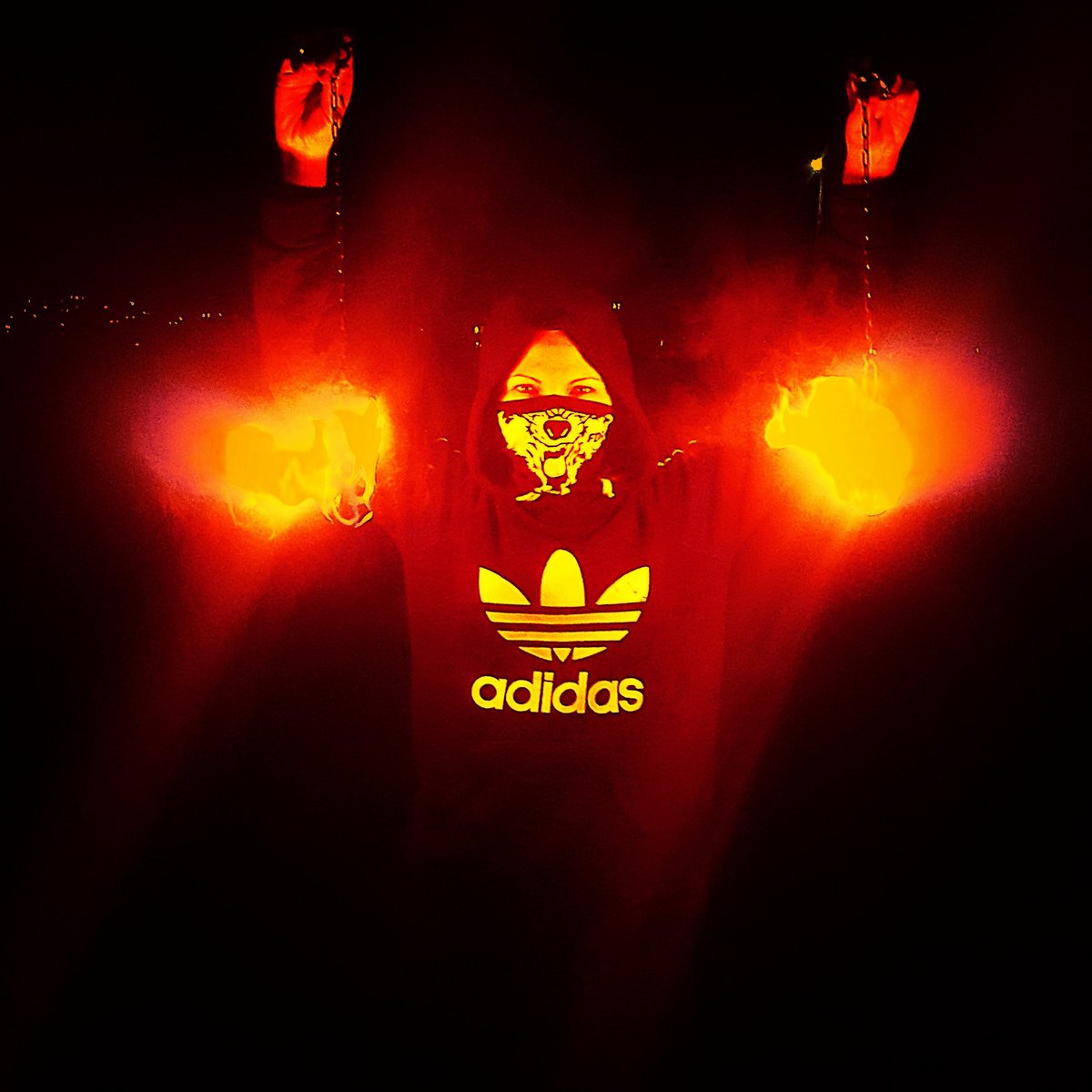v_gesta's tweet photo. My lovely fire show https://t.co/AkeENtZwLj