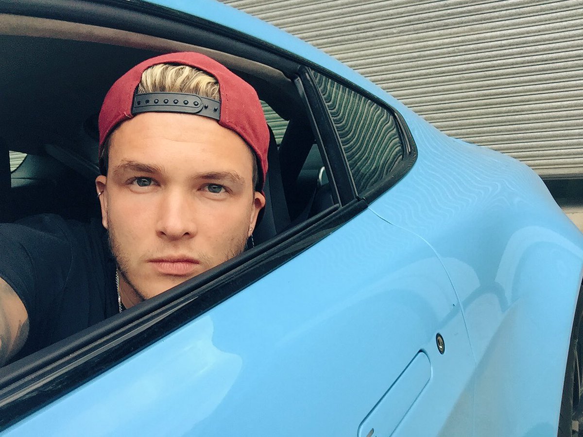 JoshDevineDrums's tweet photo. Had some fun the other day in an @astonmartin V12 Vantage S.. What a colour!! https://t.co/tugtanOwPt