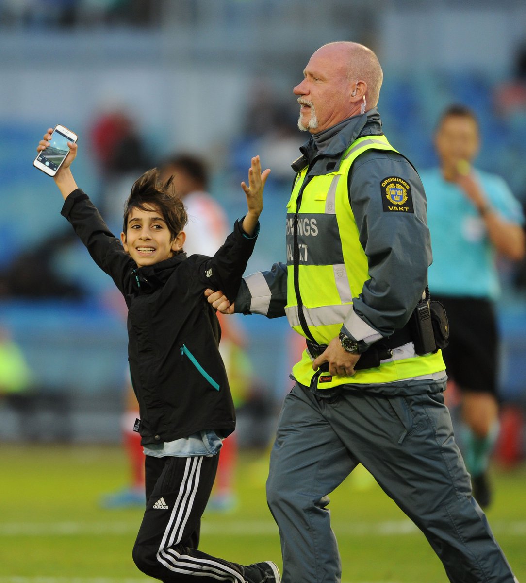 #Arsenal fan runs on the pitch during the 2nd half and gets a selfie with <a href="/theowalcott/">Theo Walcott</a> #afc #preseason