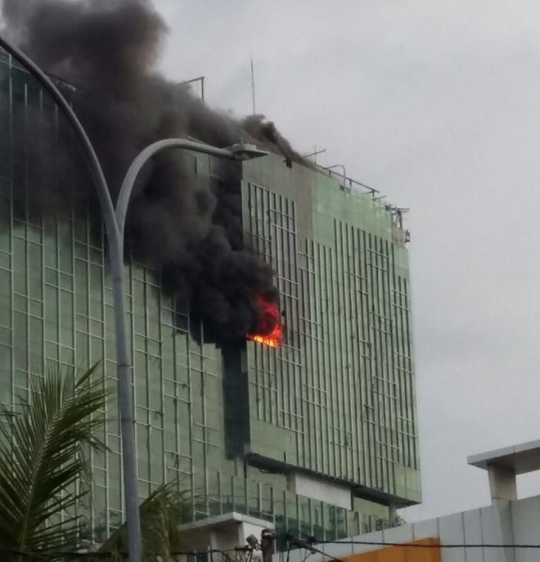 Metro_TV's tweet photo. Dua Orang Tewas Dalam Kebakaran Gedung Swiss Bell Hotel Kelapa Gading https://t.co/83yIVNZkPC https://t.co/Fn7wC6C1ec