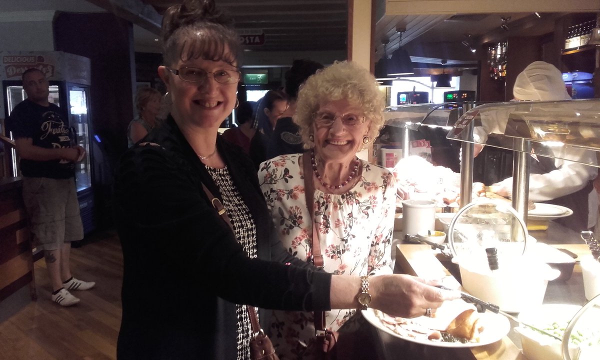 m3lissa1087's tweet photo. Bingo team board incentive, sunday carvery, training jaquie #summetime @AhmetDuzenli @SpencerGraydon @TeamDunelm https://t.co/noIR2Bpq7H