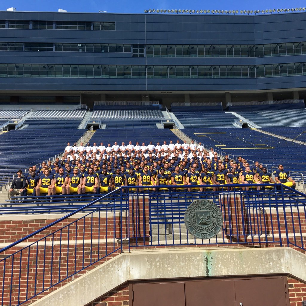 UMichFootball's tweet photo. The 2016-17 Michigan Football team. 

#GoBlue 〽️ https://t.co/pePcC787LJ